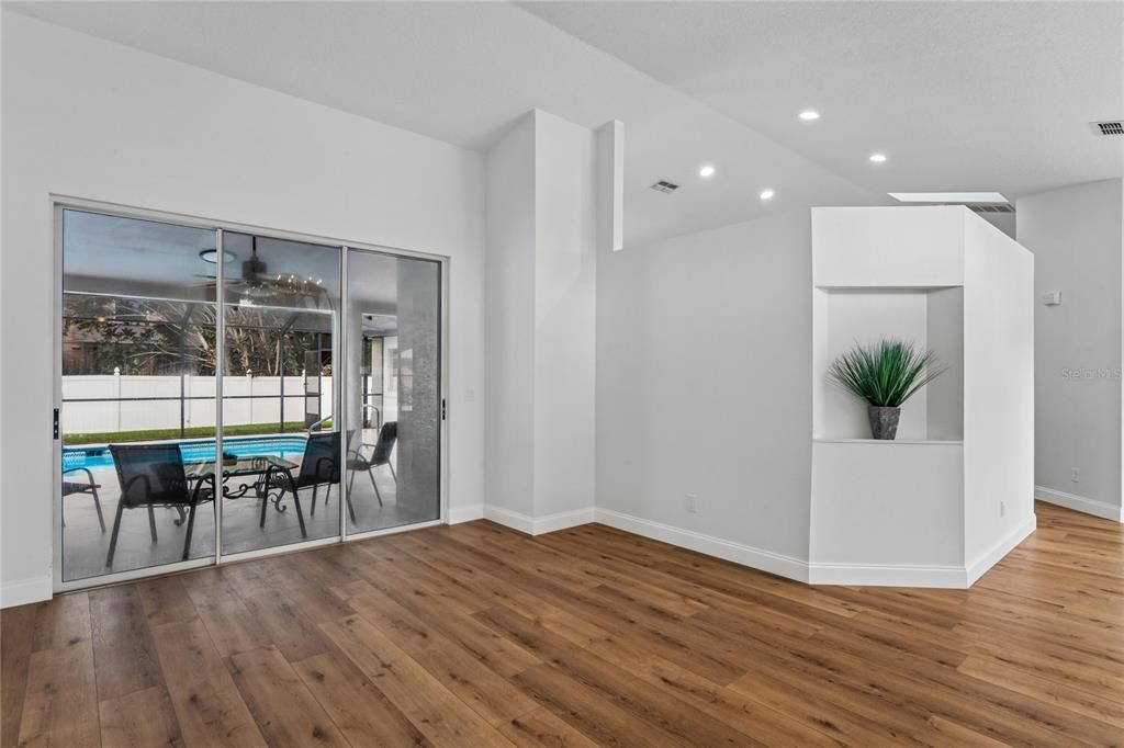 Activo con contrato: $535,000 (4 camas, 2 baños, 2157 Pies cuadrados)