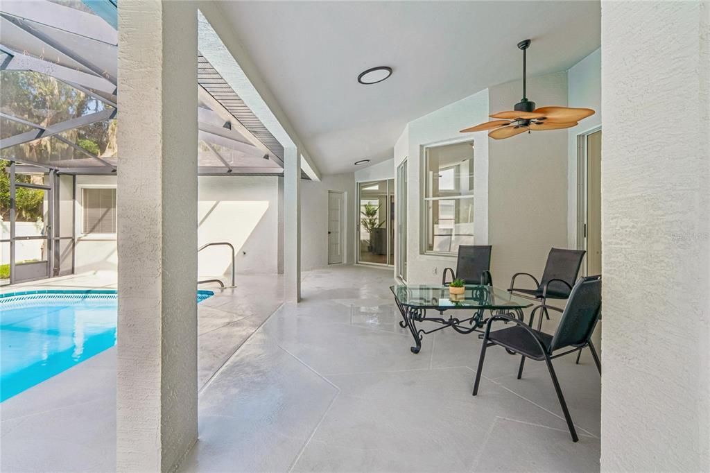 Activo con contrato: $535,000 (4 camas, 2 baños, 2157 Pies cuadrados)