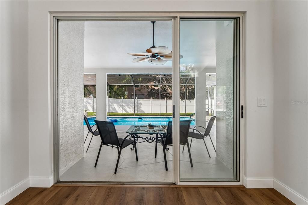 Activo con contrato: $535,000 (4 camas, 2 baños, 2157 Pies cuadrados)
