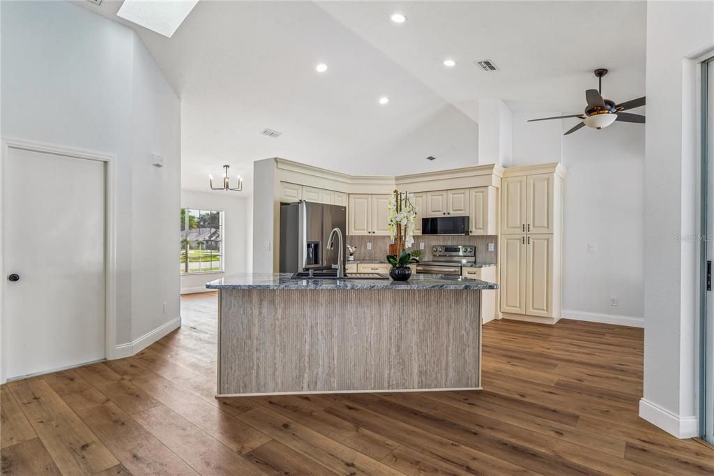 Activo con contrato: $535,000 (4 camas, 2 baños, 2157 Pies cuadrados)