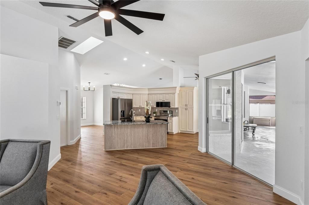 Activo con contrato: $535,000 (4 camas, 2 baños, 2157 Pies cuadrados)