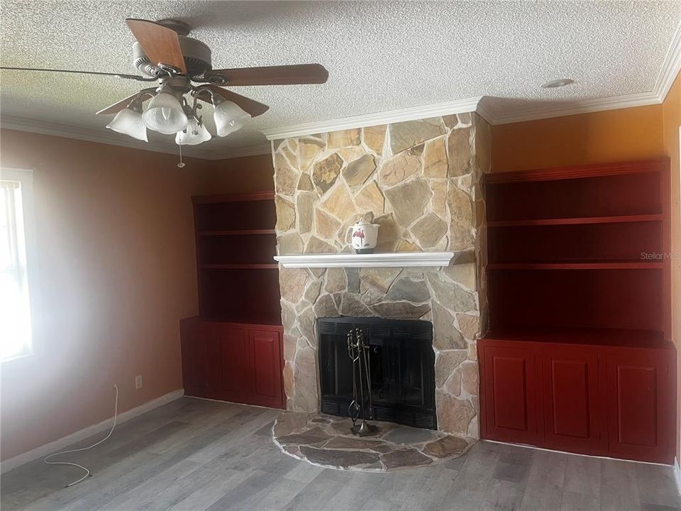 For Sale: $340,000 (3 beds, 2 baths, 1735 Square Feet)