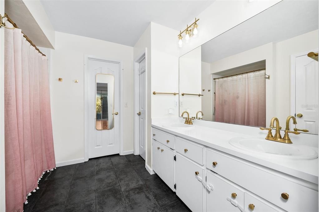 For Sale: $375,000 (3 beds, 2 baths, 1668 Square Feet)