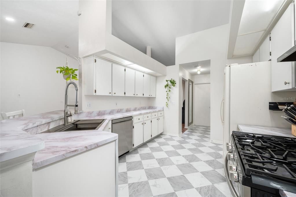 For Sale: $375,000 (3 beds, 2 baths, 1668 Square Feet)