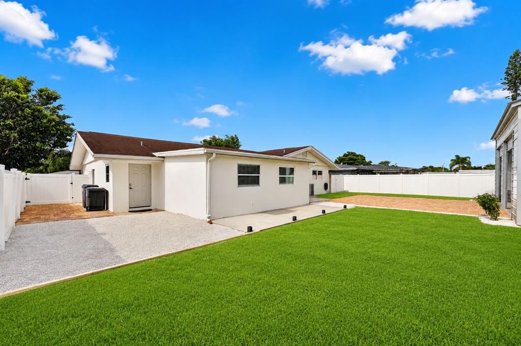 Active With Contract: $475,000 (3 beds, 2 baths, 1729 Square Feet)