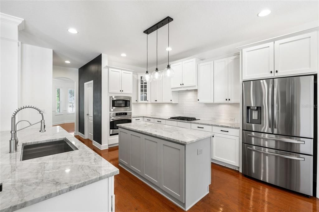 En Venta: $879,000 (4 camas, 3 baños, 3243 Pies cuadrados)