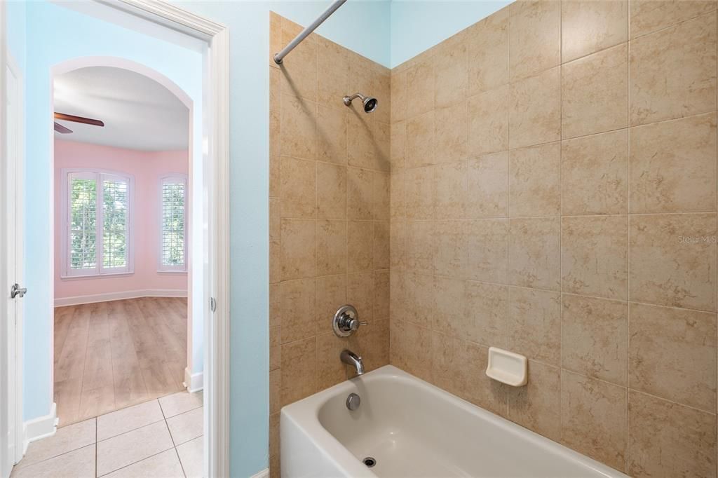 En Venta: $879,000 (4 camas, 3 baños, 3243 Pies cuadrados)