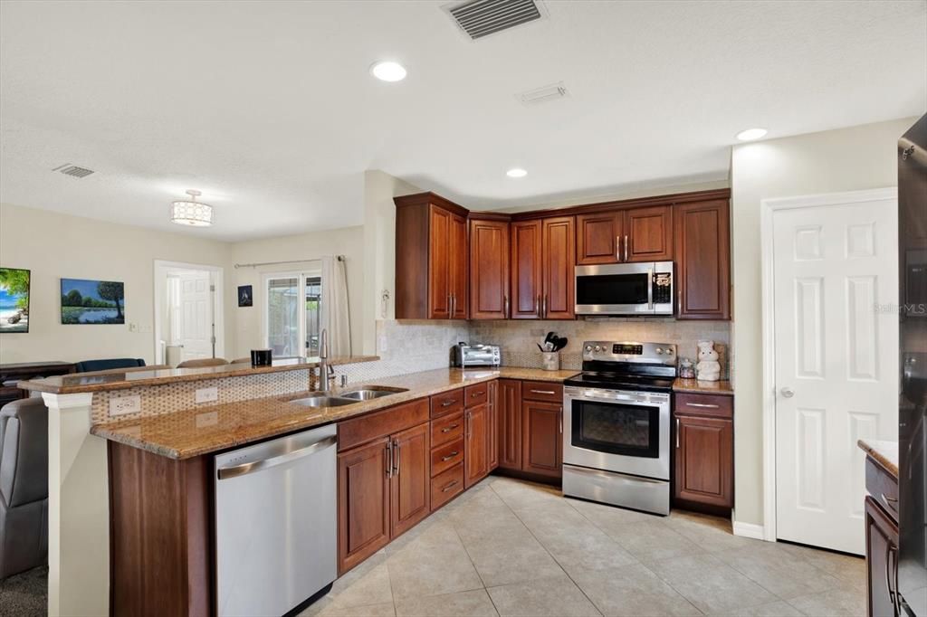 Active With Contract: $350,000 (3 beds, 2 baths, 1637 Square Feet)