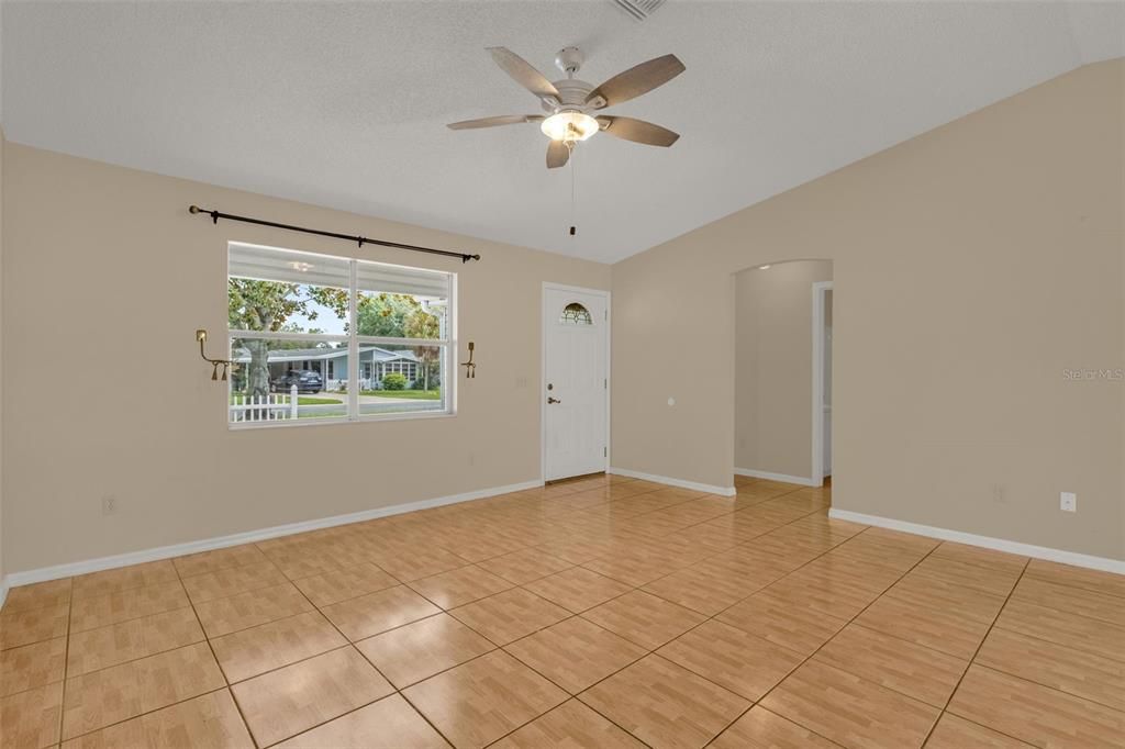 For Sale: $310,000 (3 beds, 2 baths, 1392 Square Feet)