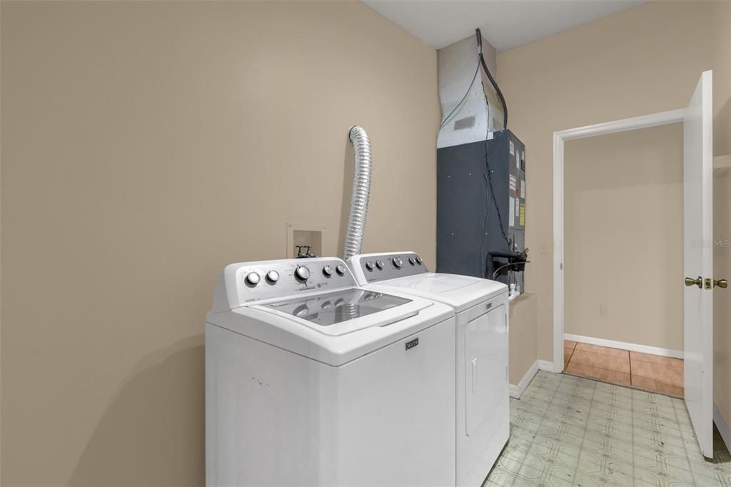 For Sale: $310,000 (3 beds, 2 baths, 1392 Square Feet)