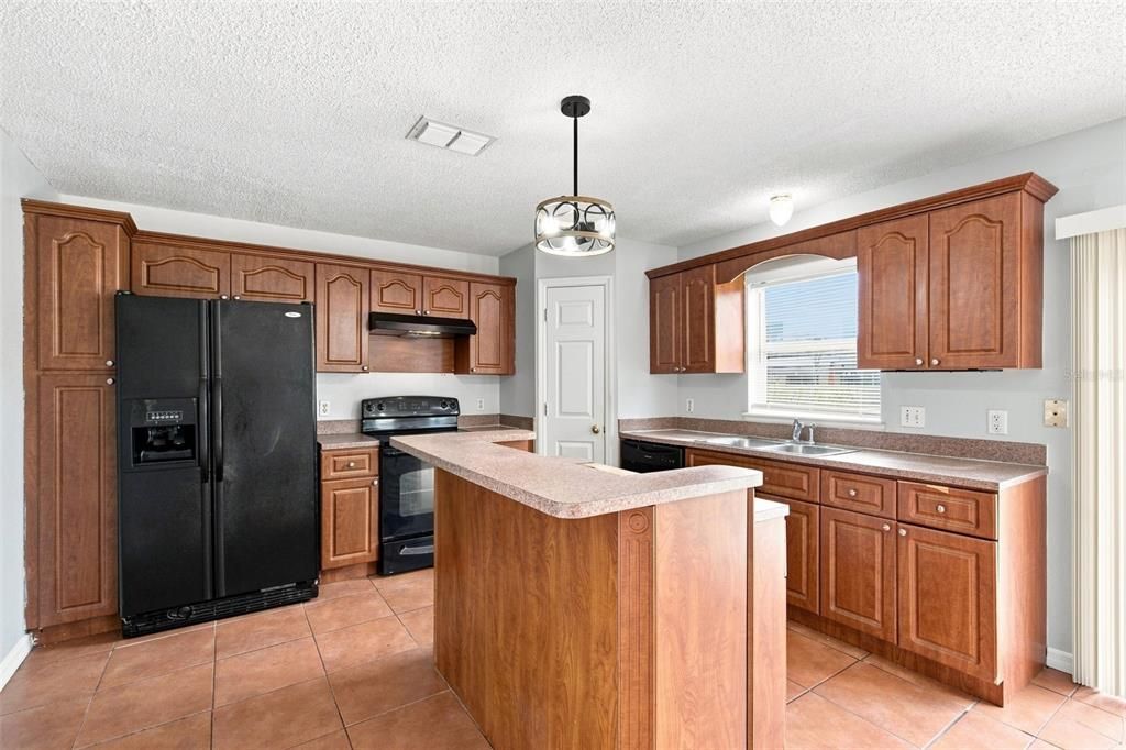 Active With Contract: $289,999 (3 beds, 2 baths, 2215 Square Feet)