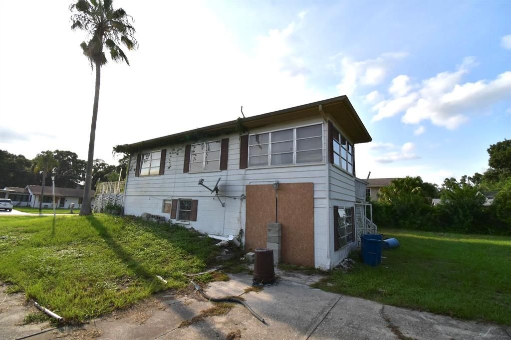 For Sale: $299,900 (5 beds, 4 baths, 2572 Square Feet)