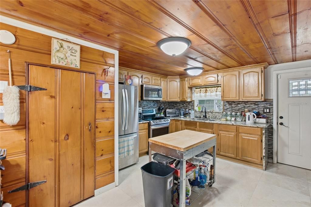 На продажу: $399,000 (4 спален, 2 ванн, 1824 Квадратных фут)