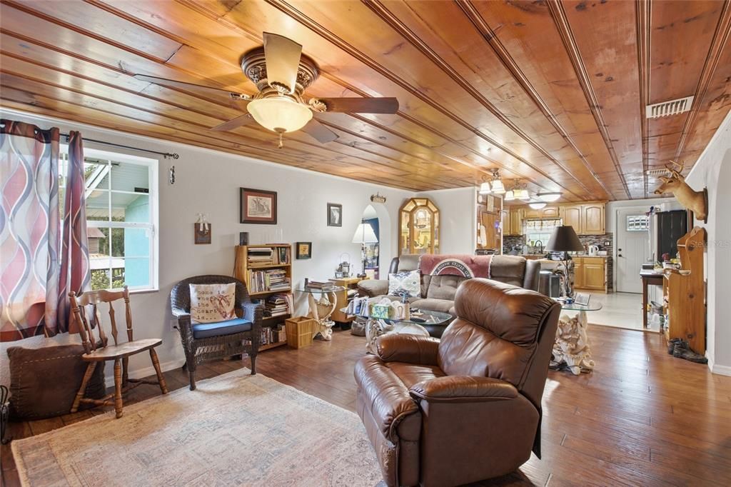 На продажу: $399,000 (4 спален, 2 ванн, 1824 Квадратных фут)