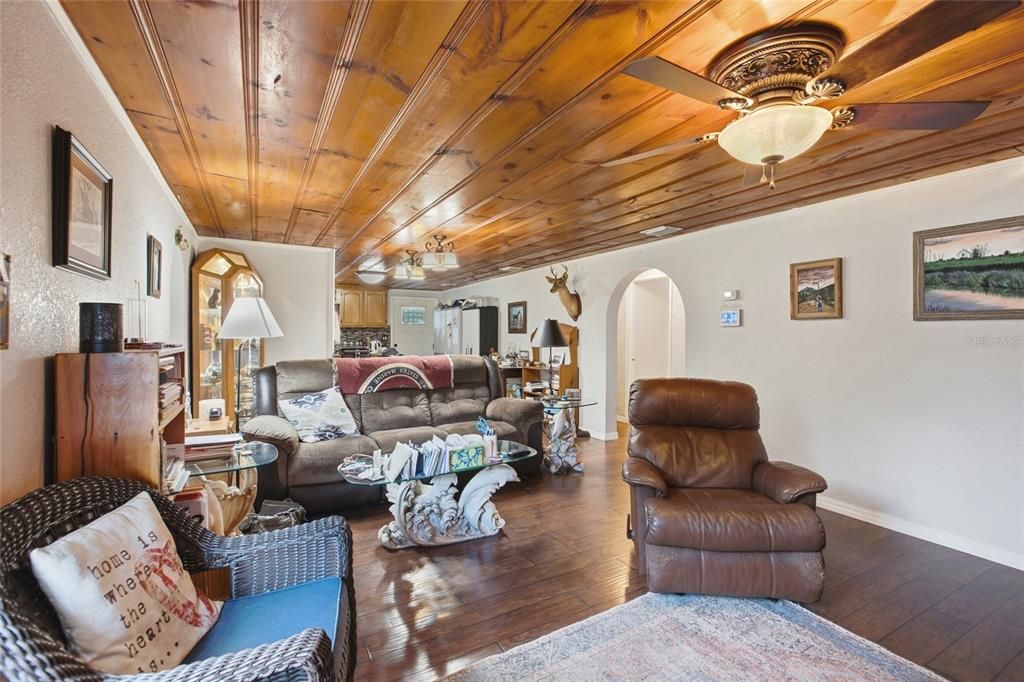 На продажу: $399,000 (4 спален, 2 ванн, 1824 Квадратных фут)