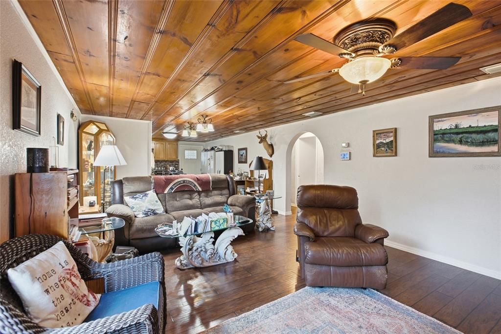На продажу: $399,000 (4 спален, 2 ванн, 1824 Квадратных фут)