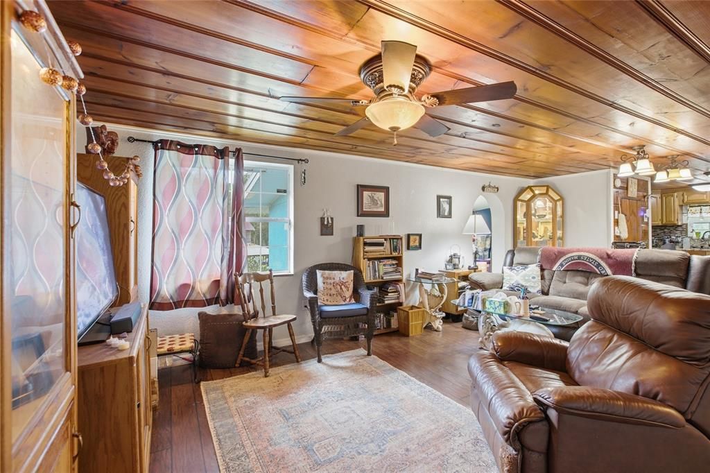 На продажу: $399,000 (4 спален, 2 ванн, 1824 Квадратных фут)