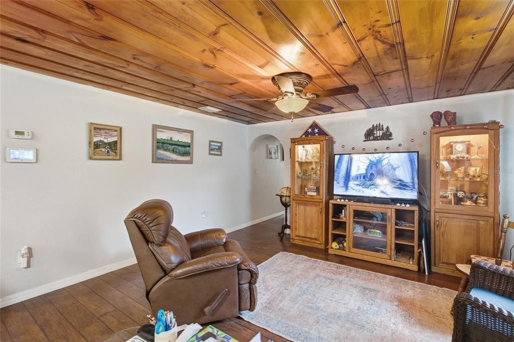 На продажу: $399,000 (4 спален, 2 ванн, 1824 Квадратных фут)