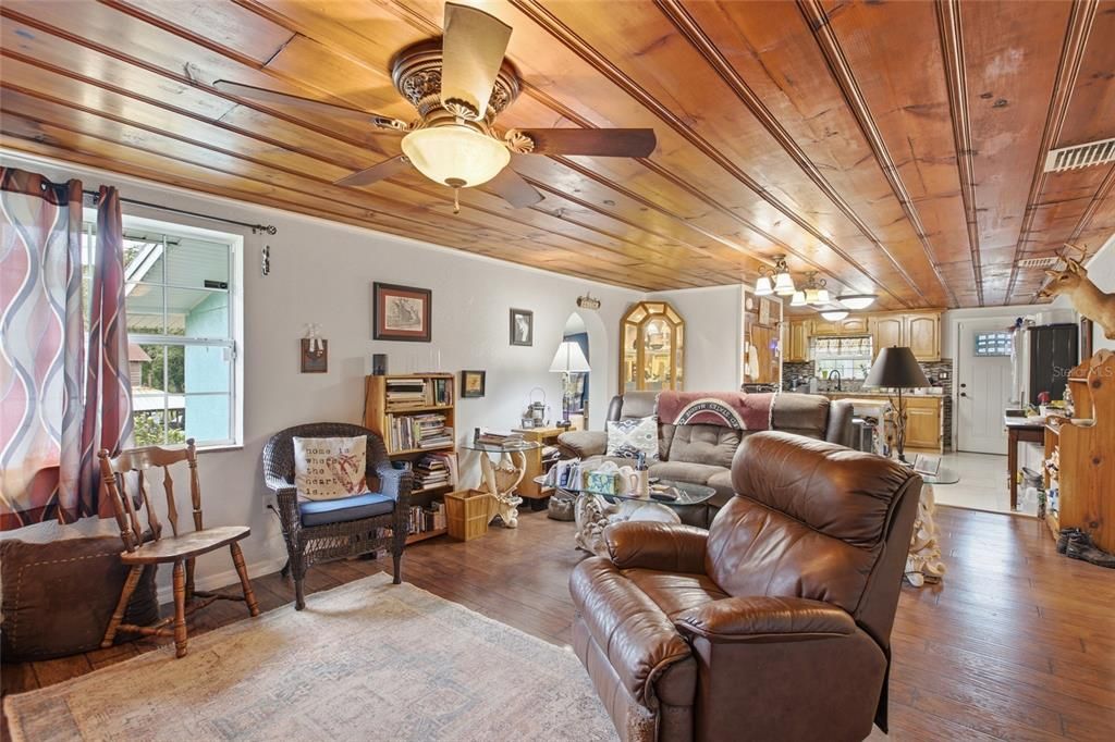 На продажу: $399,000 (4 спален, 2 ванн, 1824 Квадратных фут)