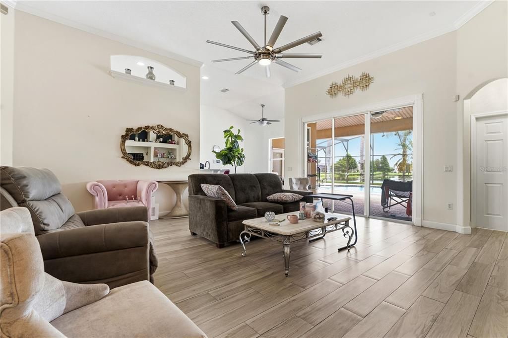 En Venta: $585,000 (4 camas, 3 baños, 2905 Pies cuadrados)
