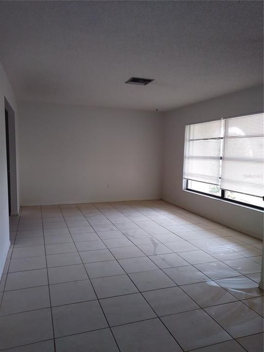 For Rent: $2,000 (3 beds, 2 baths, 1948 Square Feet)