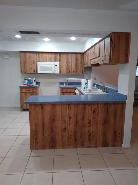 For Rent: $2,000 (3 beds, 2 baths, 1948 Square Feet)
