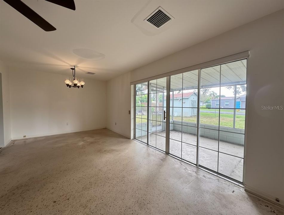 Activo con contrato: $305,000 (3 camas, 2 baños, 1136 Pies cuadrados)