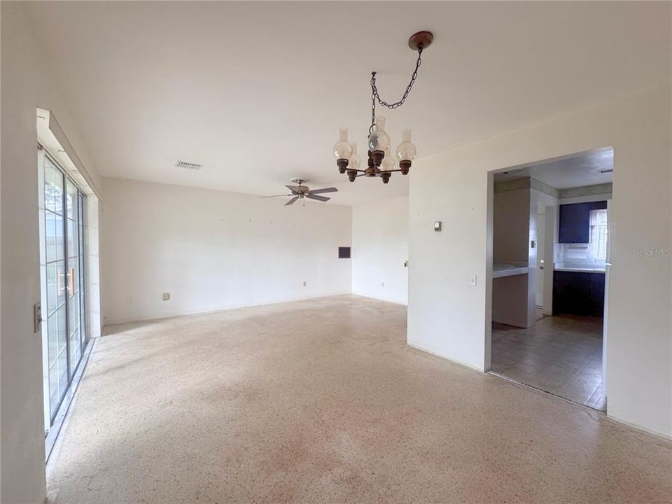 Activo con contrato: $305,000 (3 camas, 2 baños, 1136 Pies cuadrados)