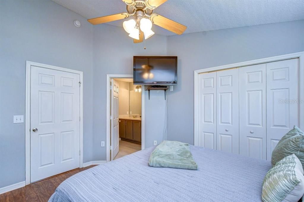 For Sale: $224,900 (2 beds, 2 baths, 1008 Square Feet)
