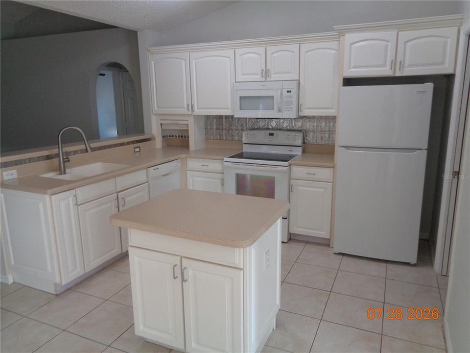For Rent: $2,395 (3 beds, 2 baths, 1722 Square Feet)