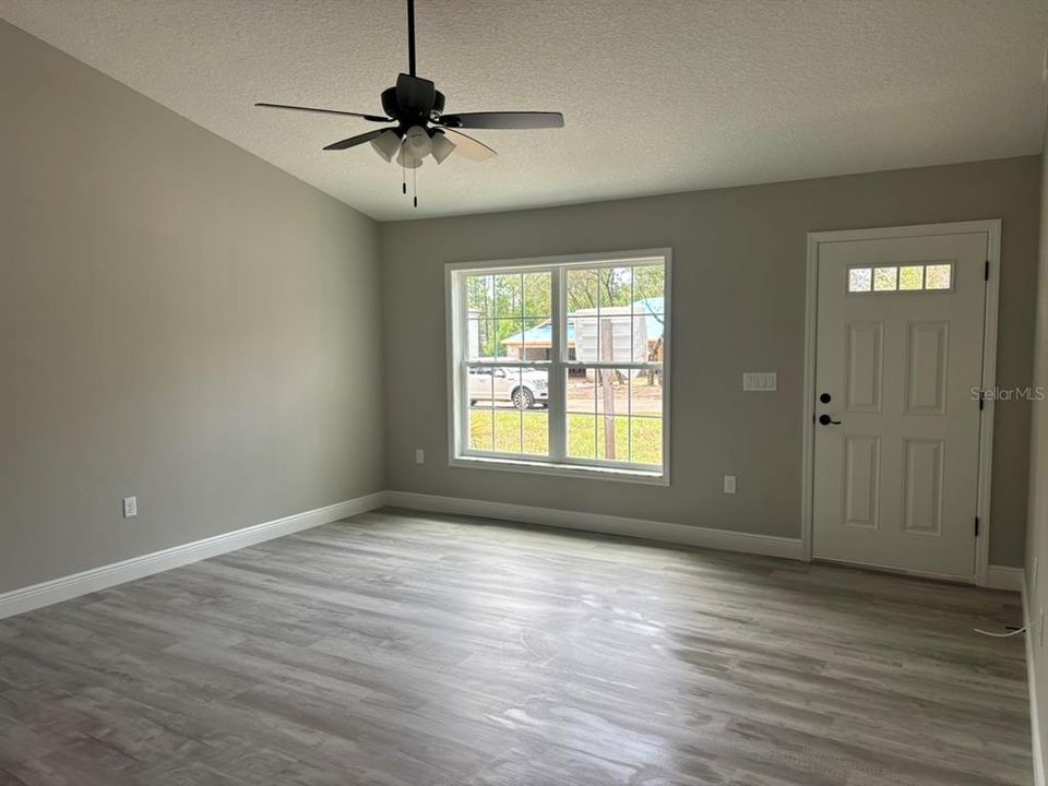Active With Contract: $239,900 (3 beds, 2 baths, 1405 Square Feet)