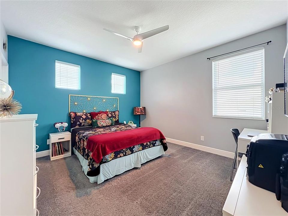 En Venta: $709,000 (5 camas, 3 baños, 3384 Pies cuadrados)