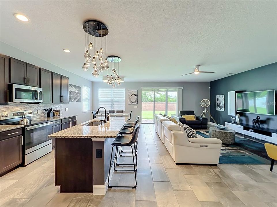 En Venta: $709,000 (5 camas, 3 baños, 3384 Pies cuadrados)