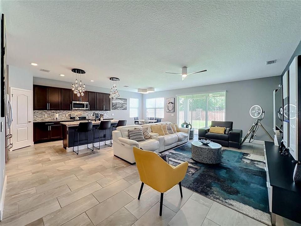 En Venta: $709,000 (5 camas, 3 baños, 3384 Pies cuadrados)