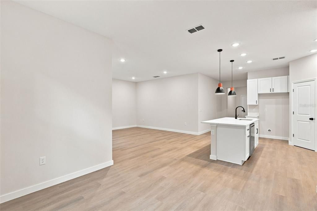 Active With Contract: $339,000 (3 beds, 2 baths, 1543 Square Feet)