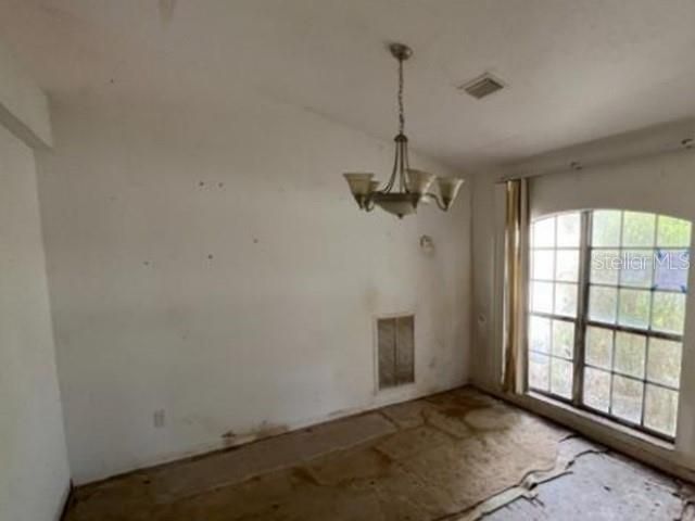 Activo con contrato: $242,250 (3 camas, 2 baños, 2074 Pies cuadrados)