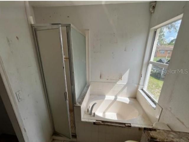 Activo con contrato: $242,250 (3 camas, 2 baños, 2074 Pies cuadrados)