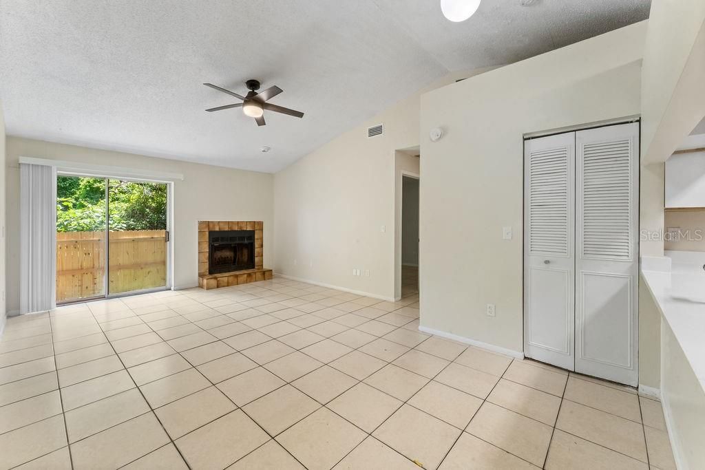 For Rent: $1,395 (2 beds, 1 baths, 901 Square Feet)
