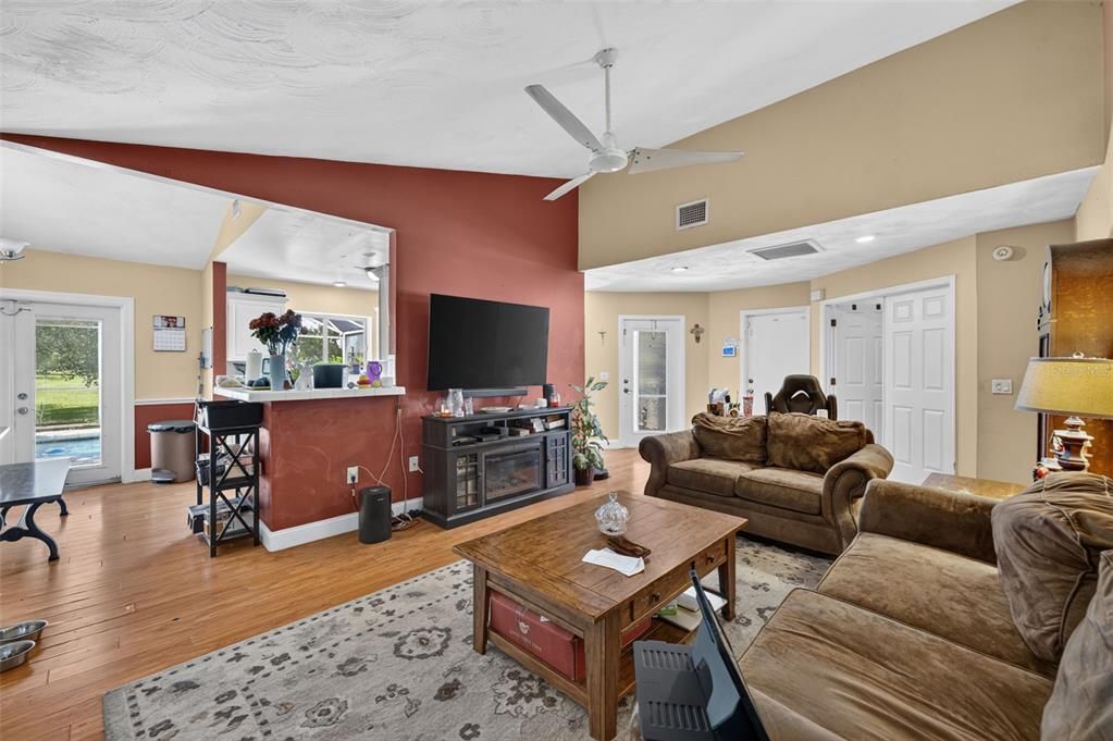 For Sale: $329,000 (3 beds, 2 baths, 1478 Square Feet)