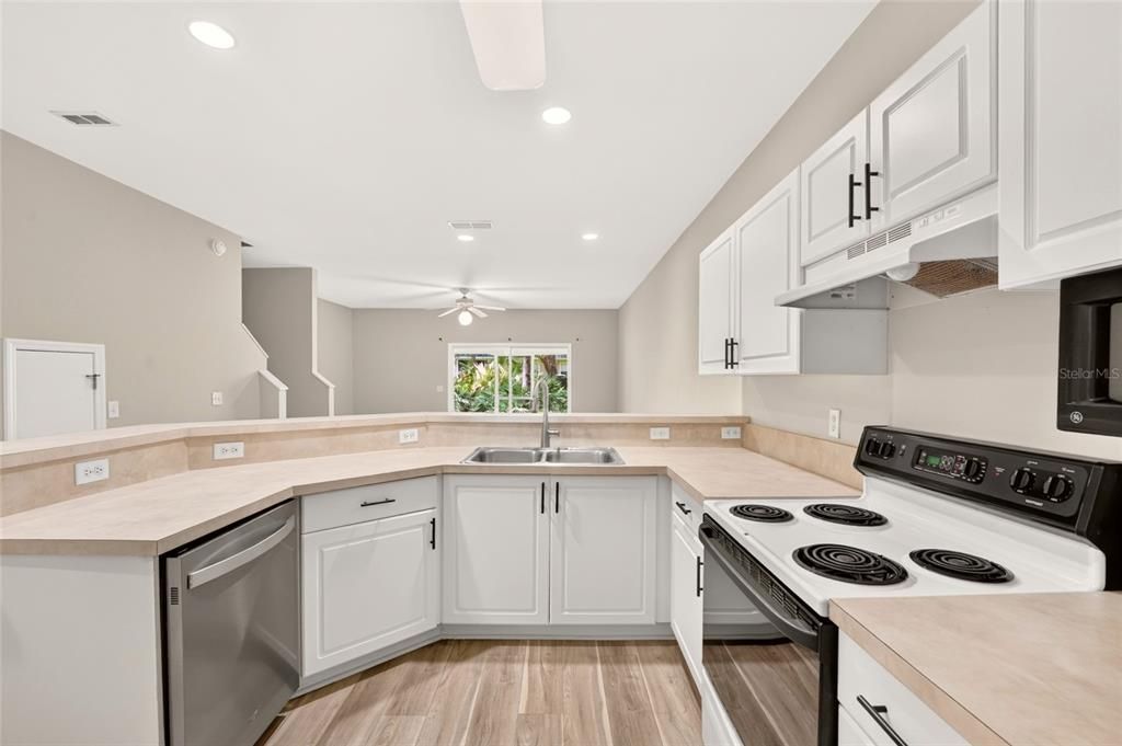 For Sale: $202,700 (2 beds, 2 baths, 1465 Square Feet)