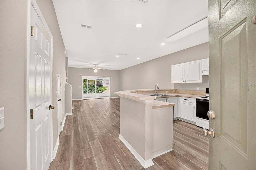 For Sale: $202,700 (2 beds, 2 baths, 1465 Square Feet)