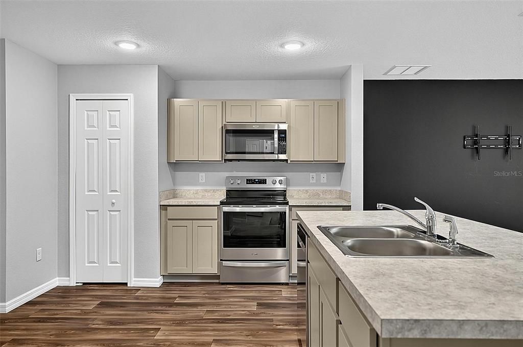 For Sale: $349,900 (4 beds, 2 baths, 1806 Square Feet)