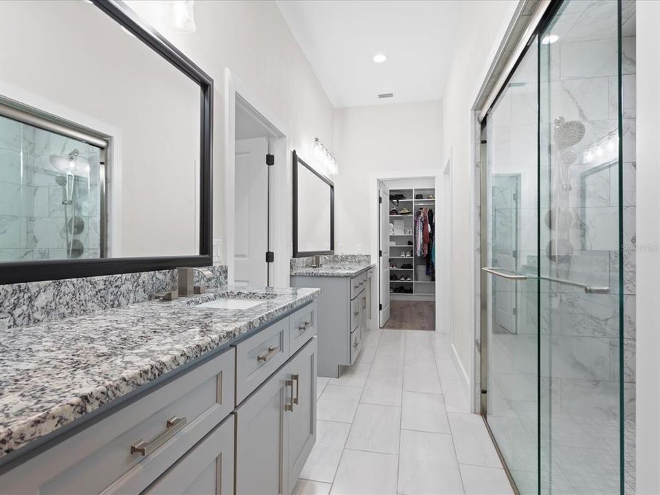 En Venta: $879,900 (4 camas, 3 baños, 2805 Pies cuadrados)