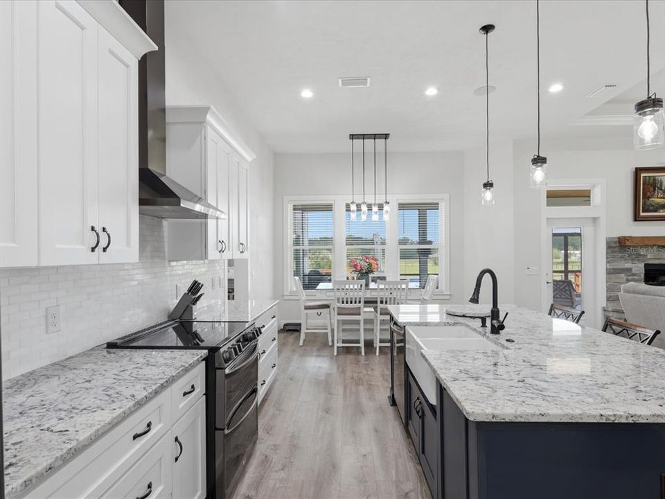 En Venta: $879,900 (4 camas, 3 baños, 2805 Pies cuadrados)