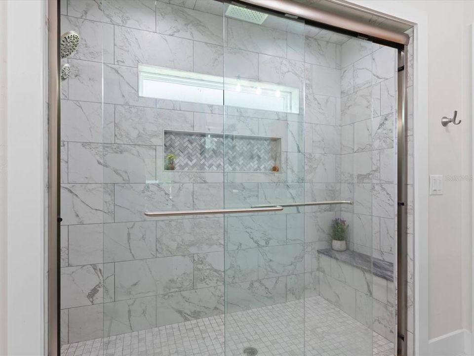 En Venta: $879,900 (4 camas, 3 baños, 2805 Pies cuadrados)