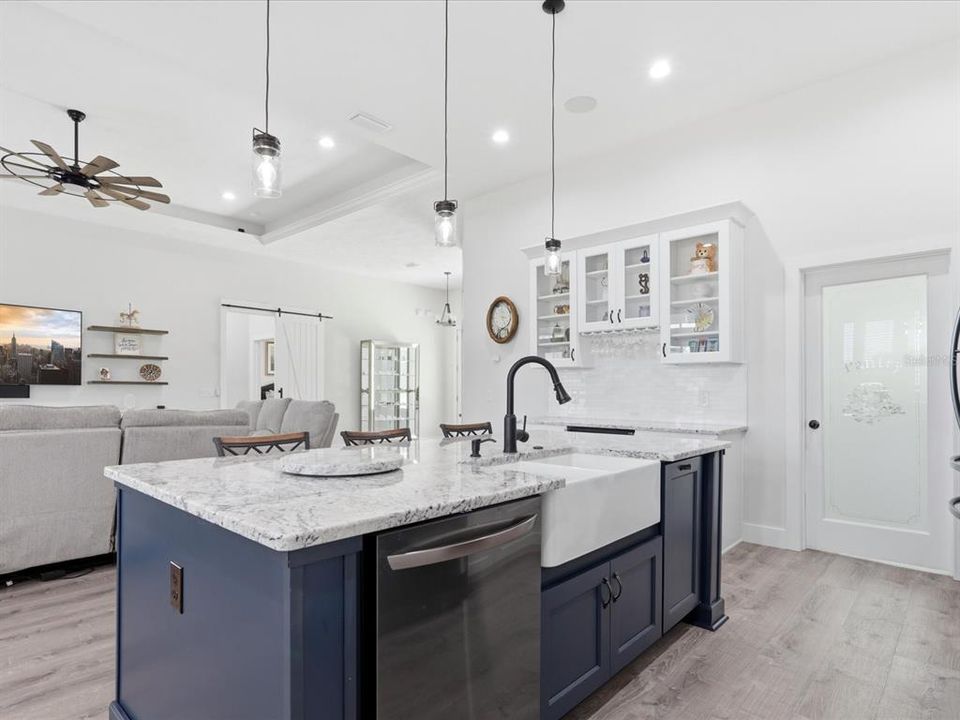 En Venta: $879,900 (4 camas, 3 baños, 2805 Pies cuadrados)