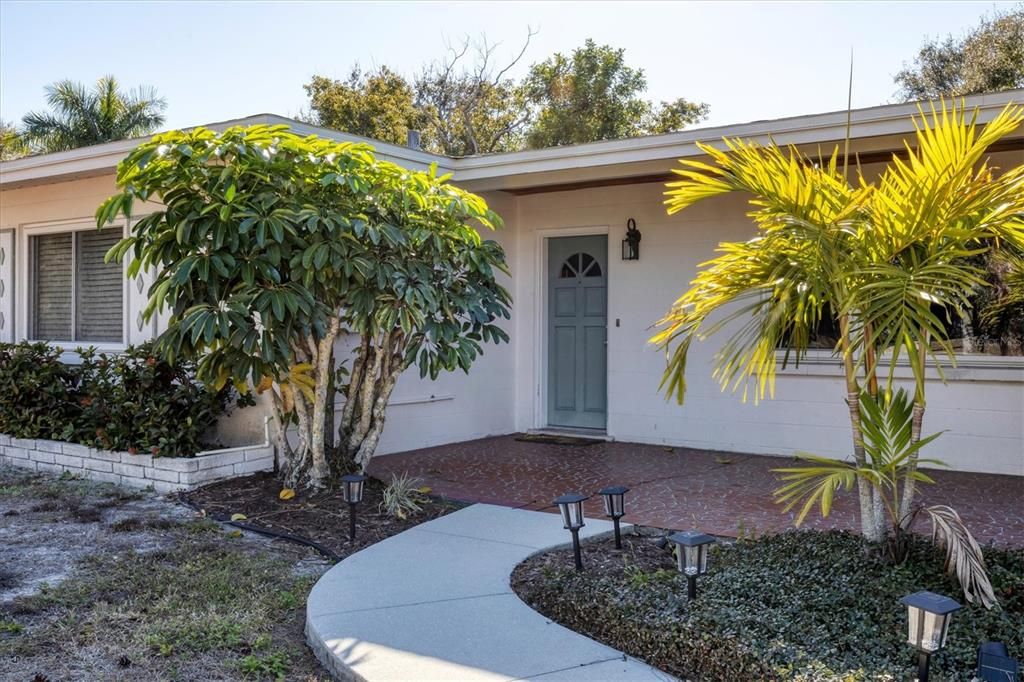 For Sale: $600,000 (4 beds, 2 baths, 2016 Square Feet)
