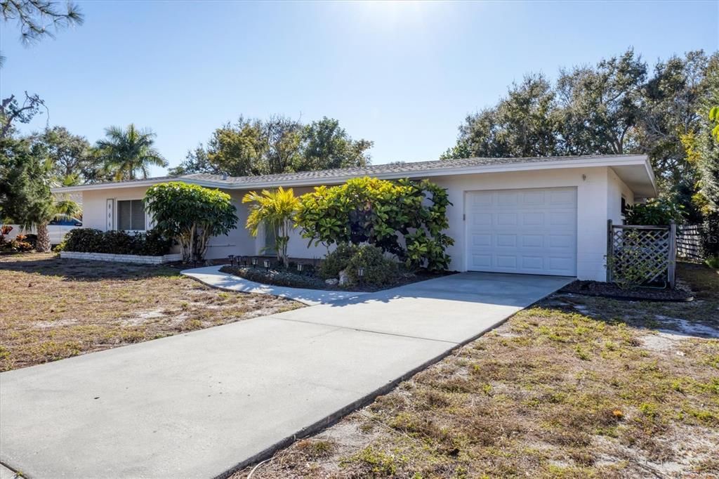 For Sale: $600,000 (4 beds, 2 baths, 2016 Square Feet)