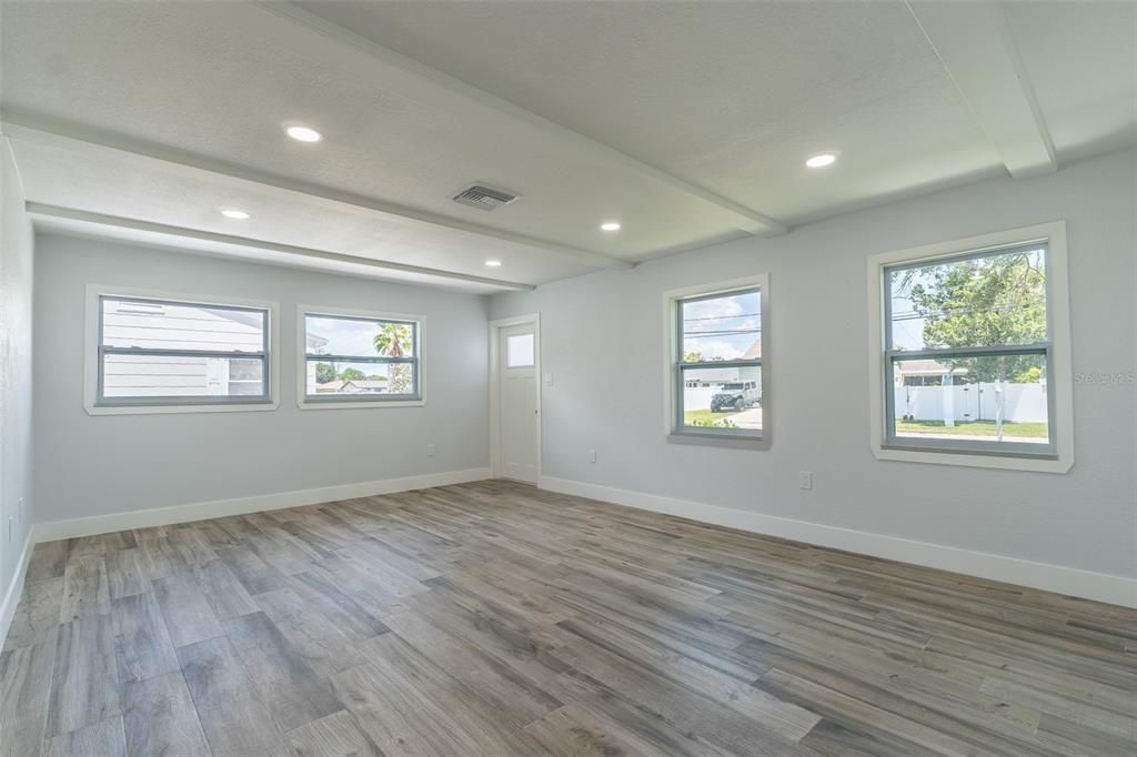 For Sale: $425,000 (3 beds, 2 baths, 1281 Square Feet)