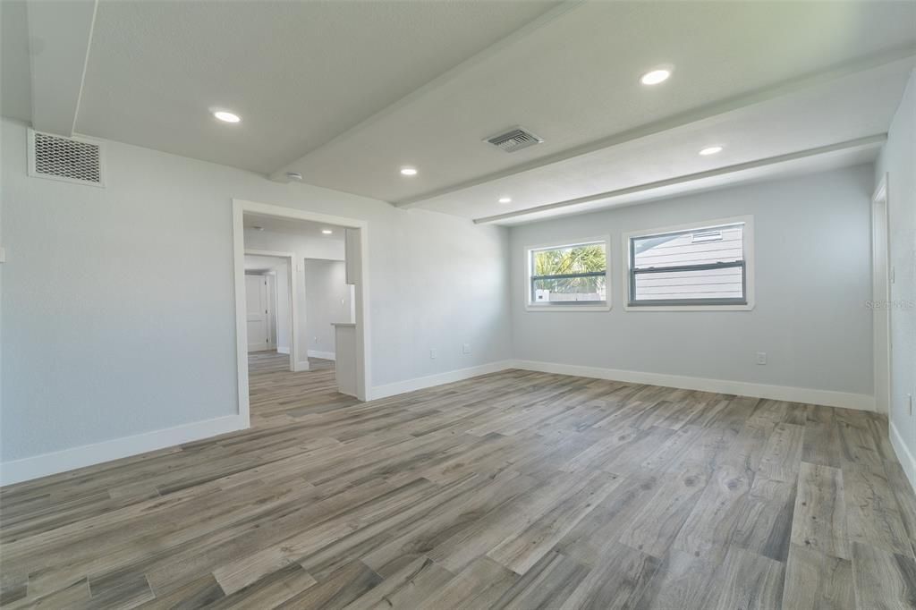 For Sale: $425,000 (3 beds, 2 baths, 1281 Square Feet)